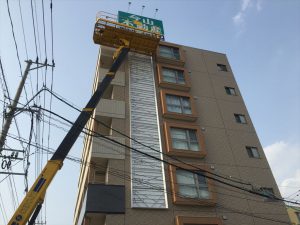 高所作業車による施工中