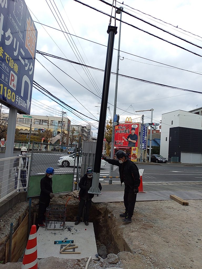 自立看板ポール設置中